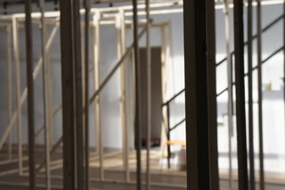 Eine raumbezogene Intervention und eine ortspezifische Sensibilität, also eine thematische Hinwendung an die Ausstellungsarchitektur sind längst allseits beliebte und bekannte Vokabeln der bildenden Kunst. In der Fabrik45 zeigt aktuell eine lockere Gruppe von sieben Künstlern eine große Installation nach einer gemeinsamen Konzeption, die die Ausstellungspraxis auf sehr radikale Weise verändert. Flurbereinigung ist die konsequente Antwort auf den white cube und eine einzigartige und geheimnisvolle Transformation der Gewohnheit von Kunstbetrachtung.